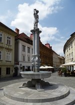 Ljubljana, der Herkulesbrunnen auf dem Alten Platz(Stari trg), Juni 2016