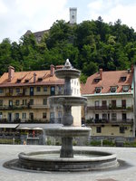Ljubljana, Brunnen auf dem Neuen Platz und die Burg, Juni 2016
