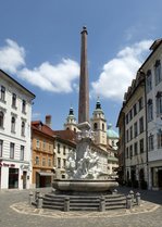 Ljubljana, der barocke Brunnen der  Drei Krainer Flsse  von Francesco Robba am Rathausplatz in der Altstadt, Juni 2016