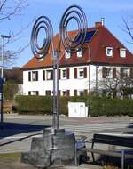 Freiburg, die Httinger Stehle, erinnert an den ehemaligen Standort der Firma Httinger im Westen Freiburgs, Feb.2023
