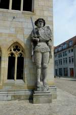 Halberstadt, der aus Sandstein gehauene Roland von 1433 steht am Rathaus, ist nach Bremen der zweitlteste in Deutschland, Mai 2012