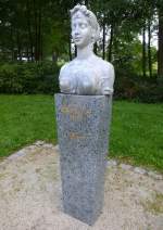 Bad Alexandersbad, Gedenkstein an die preuische Knigin Luise, die 1805 hier zu Besuch weilte, Aug.2014