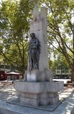 Kehl, am Denkmal fr die Kriegsopfer auf dem Marktplatz steht die Eisengufigur  Mutter Kinzig , Aug.2016