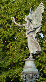 Eine Engelsstatue im Schlosspark Charlottenburg in Berlin.
