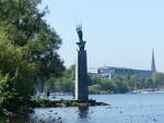 Hamburg am 30.5.2021: auf der hohen Stele die Skulptur „Drei Mnner im Boot“, 1952/53 erschaffen von Edwin Paul Scharff, in Erinnerung an drei Gefallene im Zweiten Weltkrieg, die auf