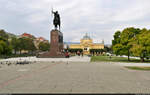 Zagreb (HR):  Die Statue von Knig Tomislav (Kralj Tomislav) und der Kunstpavillon stehen direkt gegenber vom Hauptbahnhof.