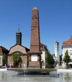 Hningen (Huningue), das Denkmal fr den korsischen General Abbatucci(1771-1796) der Kommandant der Festung Hningen war, links die Garnisonskirche, rechts die Christknigkirche, Juli 2015
