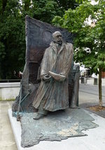 Ljubljana, das Denkmal fr Ivan Hribar (1851-1941) steht nahe dem Ufer der Ljubljanica auf dem Neuen Platz, der Publizist war u.a.
