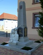Heiteren, Denkmal fr die Kriegsgefallenen auf dem Platz vor der St.Jakobus-Kirche, Aug.2016