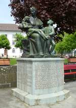 Einsiedeln, Denkmal fr den Naturforscher und Arzt Theophrastus Paracelsus, der 1493 hier in der Nhe geboren wurde, aufgestellt 1941, Mai 2017