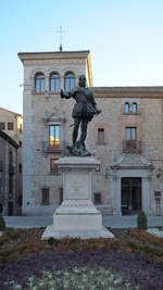 Die Statue von Don Alvaro de Bazan auf dem Plaza de la Villa in Madrid.