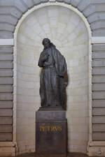 Eine Petrus-Statue an Almudena-Kathedrale in nchtlichen Madrid.