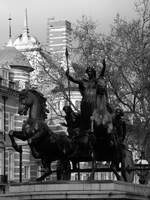 Die Bronzeskulptur der Keltenknigin Boudicca und ihren Tchtern auf einem Streitwagen befindet sich unweit des Westminsterpalastes.
