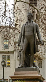 Die Statue des britischen Staatsmannes und Politikers Sir Robert Peel, welcher als Begrnder der Konservativen Partei gilt.