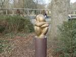 Hamburg, an den Rosengrten im Stadtpark (Winterhude), am 25.2.2021: Skulptur „Hockender Affe“  auf einer Stele, ca.
