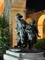 Die Bronzeskulptur  Die Zeitungsjungen  (Les Gavroches) befindet sich in den den Upper Barrakka Gardens (Il-Barrakka ta’ Fuq).