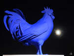 Ein berdimensionaler blauer Hahn auf dem Trafalgar Square krht den Mond an.