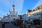 Weihnachtsmarkt auf dem Rathausplatz, so gesehen Ende November 2023 in Kempten.