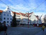 Weihnachtsmarkt auf dem Rathausplatz, so gesehen Ende November 2023 in Kempten.