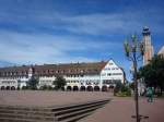 Freudenstadt im Schwarzwald,   typisch fr den grten deutschen Marktplatz sind die Arkadengnge fast um den gesamten Platz, rechts der Rathausturm,