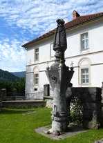 Bled, Gedenksule von 1934 vor der Pfarrkirche St.Martin, Juni 2016