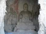 Buddha-Figur in einer Grotte.