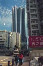 Ein fr Hongkong typischer Wolkenkratzer in Kowloon, Hongkong im Sommer 2002