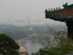 Blick vom alten Sommerpalast auf Wohngebude in Peking.