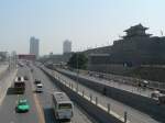 Riesige Verkehrsstraen vor der Stadtmauer von Xi'an.