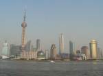 Das Geschftsviertel von Shanghai mit dem bekannten Pearl Tower (links) vom Bund aus gesehen.