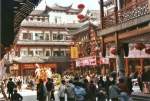 In der neuen  Altstadt  von Shanghai, die den Fugngern vorbehalten ist, im Juni 2003.