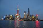 Skyline von Pudong in Shanghai am Fluss Huangpu Jiang gegen 16:00 am 28.10.2014 beobachtet.