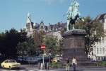 Kbenhavn / Kopenhagen eines Herbsttages in den 70er Jahren: Hjbro Plads (hjbro: 'Hohe Brcke') mit dem Denkmal fr den Bischof in Roskilde, Absalon (1128-1201), der 1167