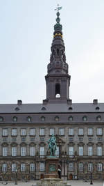 Die Statue von Frederik VII - Begrnder der Dnische Verfassung - vor dem Schloss Christiansborg im Zentrum von Kopenhagen (Mai 2012)