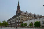 Das Schloss Christiansborg im Zentrum von Kopenhagen beherbergt die Spitzen der drei Staatsgewalten des Knigreichs Dnemark.