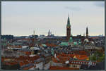 Blick vom Runden Turm ber die Dcher Kopenhagens auf den markanten 105 m hohen Rathausturm und den kleineren Turm des Palace Hotel.