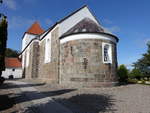 Snedsted, evangelische Kirche aus Granitquader, erbaut um 1125, Westturm von 1500, Waffenhaus von 1883  (19.09.2020)