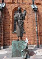 Ribe, Statue von Ansgar neben der Domkirche am Torvet (09.06.2018)