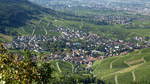 Neuweier, ein Stadtteil von Baden-Baden, Blick vom 515m hohen Yberg Richtung Sden auf den Winzerort der Reblandgemeinde, der 1297 erstmals urkundlich erwhnt wurde, Sept.2015 