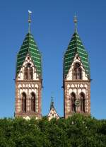 Freiburg, die markanten Doppeltrme der Herz-Jesu-Kirche im Stadtteil Sthlinger, die Kirche wurde 1897 eingeweiht, Juli 2014