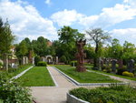 Freiburg, der Magdalenplatz auf dem Hauptfriedhof, hier stand bis 1944 die Magdalenenkapelle, wurde, wie auch groe Teile des Friedhofes, durch den Bombenangriff zerstrt, Mai 2016