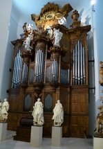 Freiburg, im Augustinermuseum steht das Orgelprospekt von 1720 aus der Abteikirche Gengenbach mit einem Orgelwerk von 1935, Mai 2015
