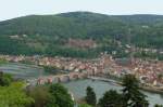 Blick auf die alte Brcke, die Heidelberger Altstadt, das Schloss und den Knigsberg.
