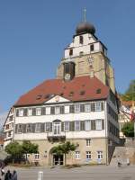 Das Rathaus von Herrenberg mit der Stiftskirche im Hintergrund, quer ber den Marktplatz fotografiert.