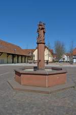 Umkirch im Breisgau, der Marienbrunnen auf dem neugestalteten Gutshofplatz, Mrz 2012