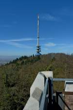 Kaiserstuhl, Blick vom Neunlindenturm zum Fernmeldeturm Vogtsburg-Totenkopf, April 2012