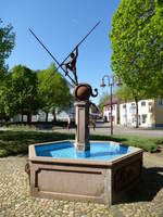 Breisach, der Gauklerbrunnen, 1987 durch den Breisacher Knstler Helmut Lutz geschaffen, April 2017