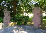 Oberrimsingen, Denkmal fr die Gefallenen der beiden Weltkriege, neben der St.Stephanskirche, Mai 2017