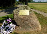 Steinenstadt, Gedenkstein an den 2001 erffneten 12Km langen Radweg, der die vier Stadtteile von Neuenburg am Rhein miteinander verbindet, Aug.2017