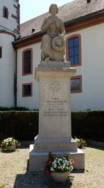 Gundelfingen, Denkmal fr die Kriegsopfer der beiden Weltkriege, vor der evangelischen Kirche, Juli 2018